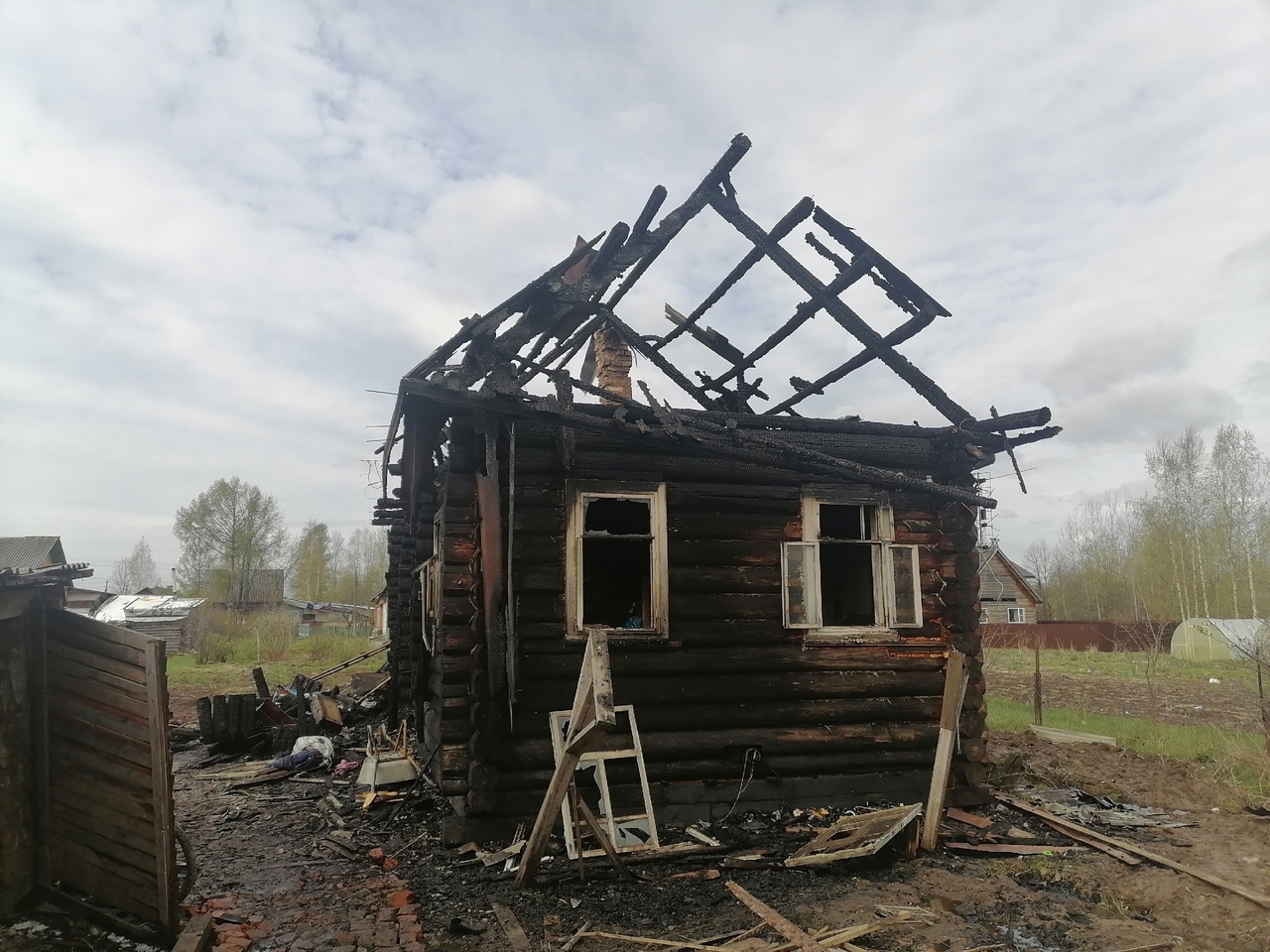 В Костромской области дотла сгорел дом многодетной семьи