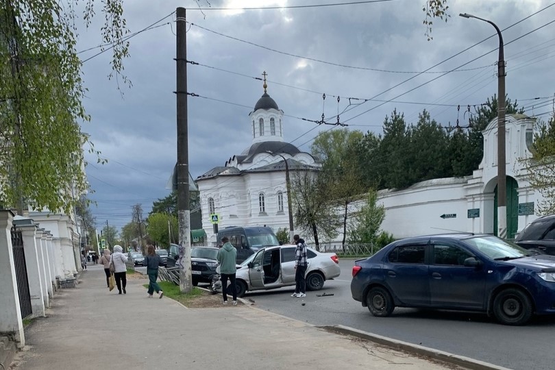 В центре Костромы столкнулось 3 автомобиля