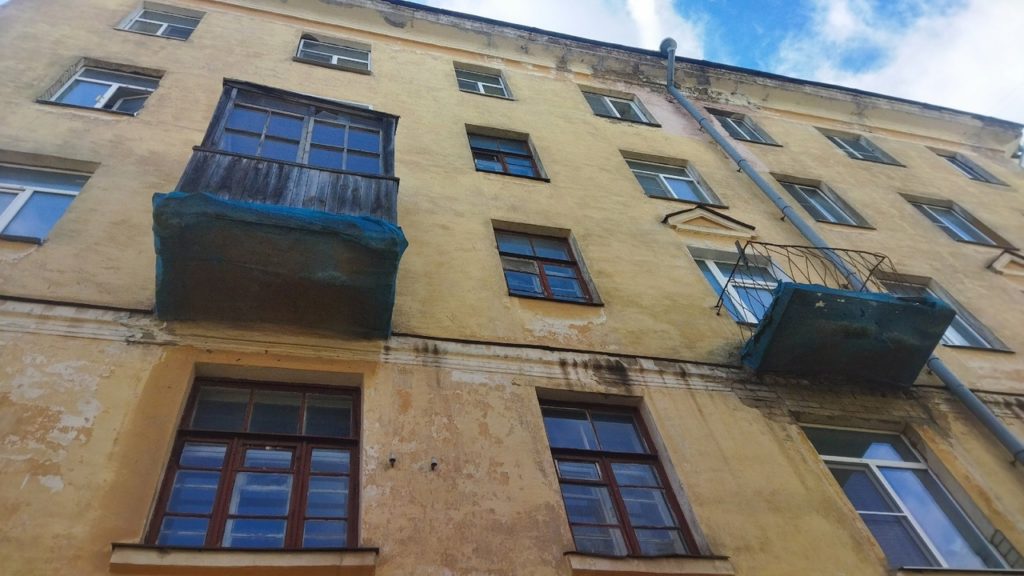 Балконы многоквартирного дома угрожают жизни костромичей
