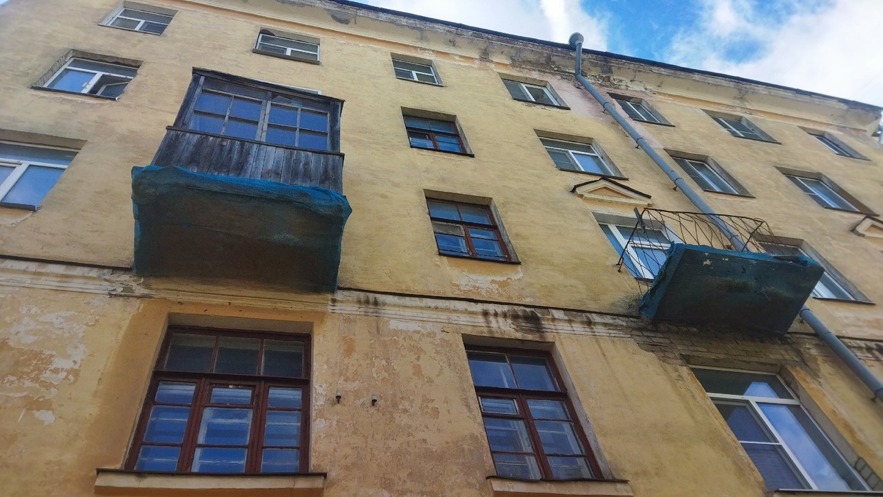 Балконы многоквартирного дома угрожают жизни костромичей
