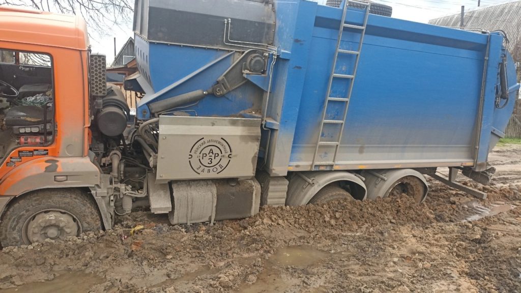 Очередной мусоровоз утонул на дороге в Костромской области