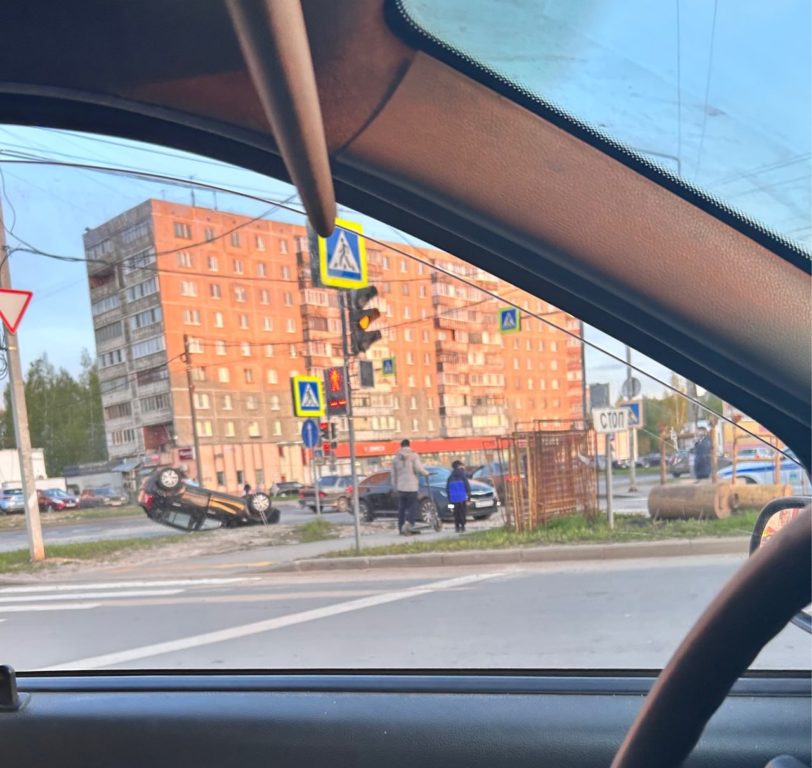 Как в блокбастере: в Костроме на большой скорости перевернулась легковушка (ВИДЕО)