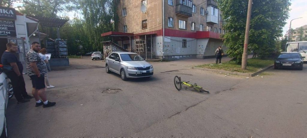 В Костроме иномарка сбила ребенка-велосипедиста на тротуаре