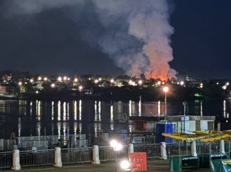 В Костроме почти сутки тушат пожар на деревообрабатывающем предприятии