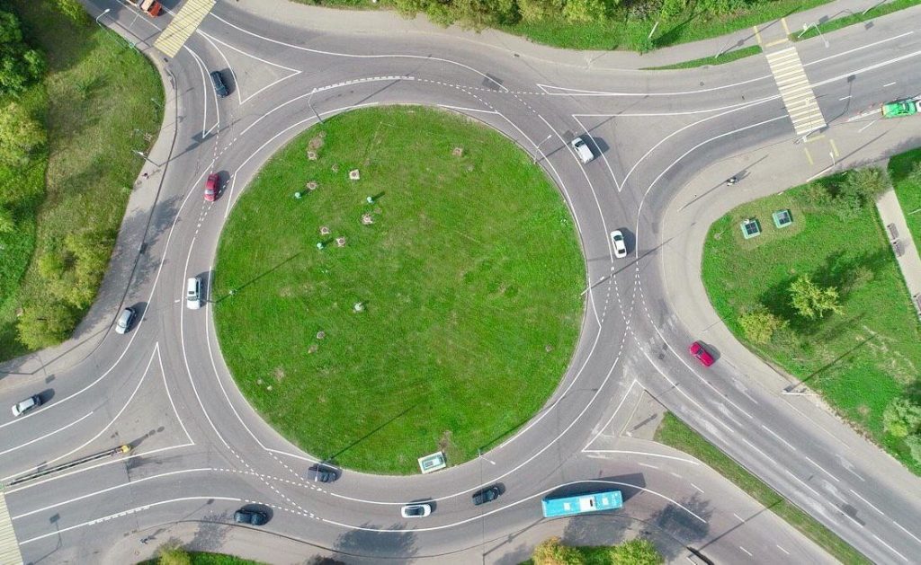 Госавтоинспекция Костромской области напоминает правила проезда перекрестков с круговым движением