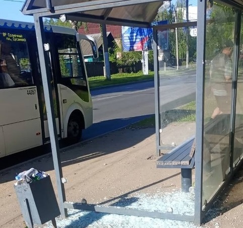 Хулиганы сломали антивандальную остановку в Костроме