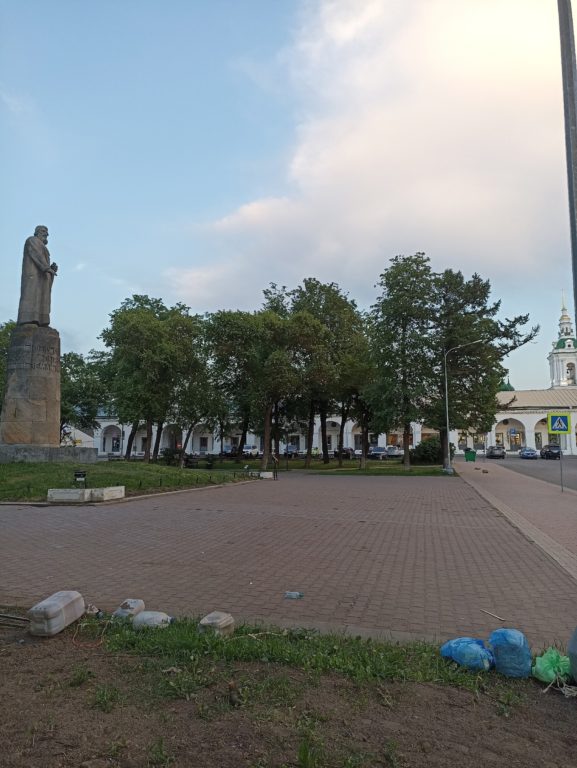 В центре Костромы обнаружили свалку канистр