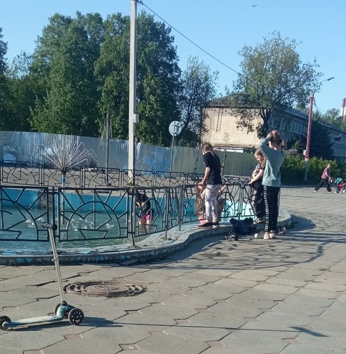 Без вариантов: в костромском городе дети вынуждены купаться прямо в фонтане