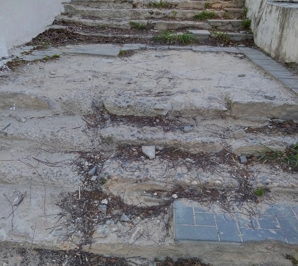 Костромичей хотят заставить ремонтировать разбитую лестницу в центре города за свой счет