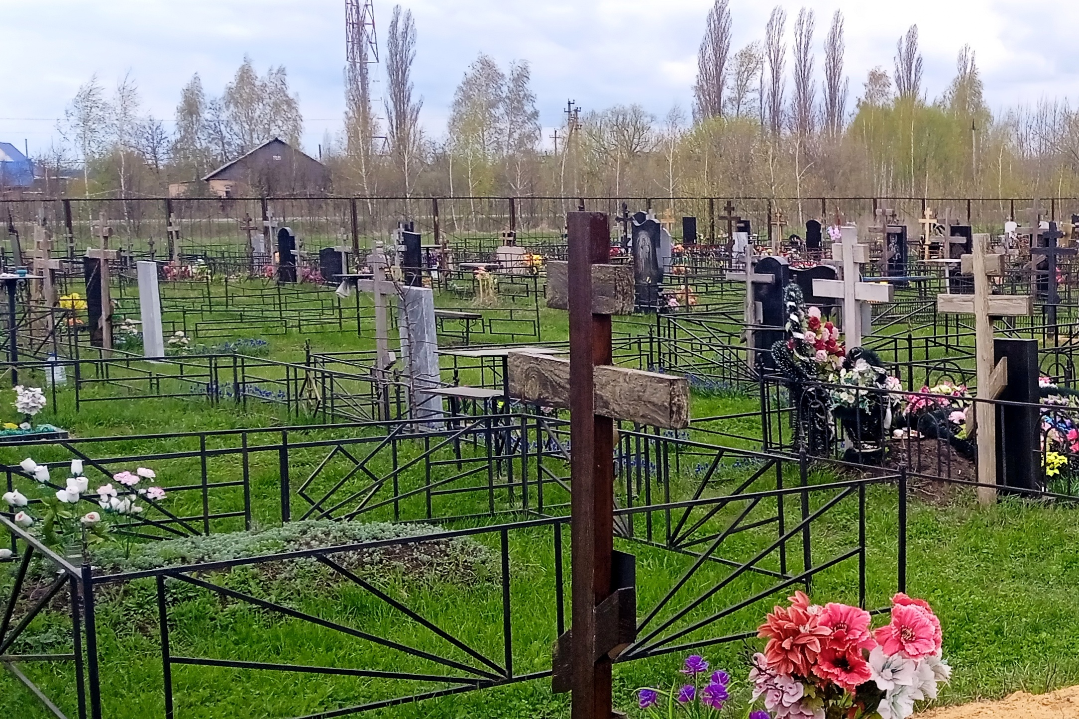 В одном из городов Костромской области люди добираются до кладбища в  переполненных автобусах и по ужасной дороге - Logos44