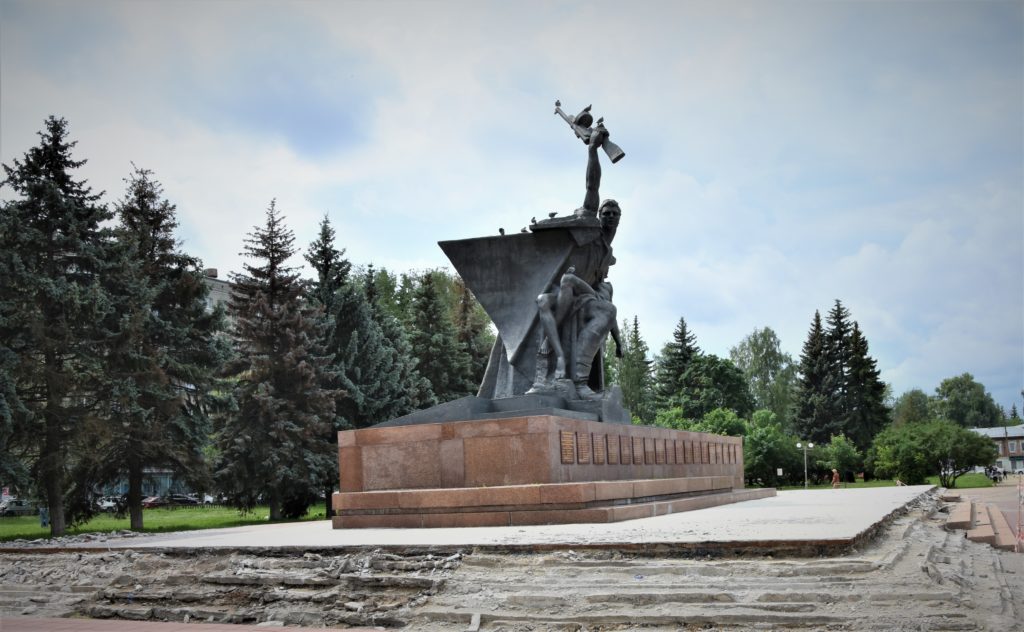 В Костроме начали приводить в порядок монумент Славы