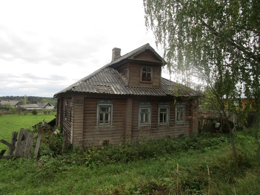 Костромичу не разрешают снять охраняемый статус с покосившегося деревянного дома