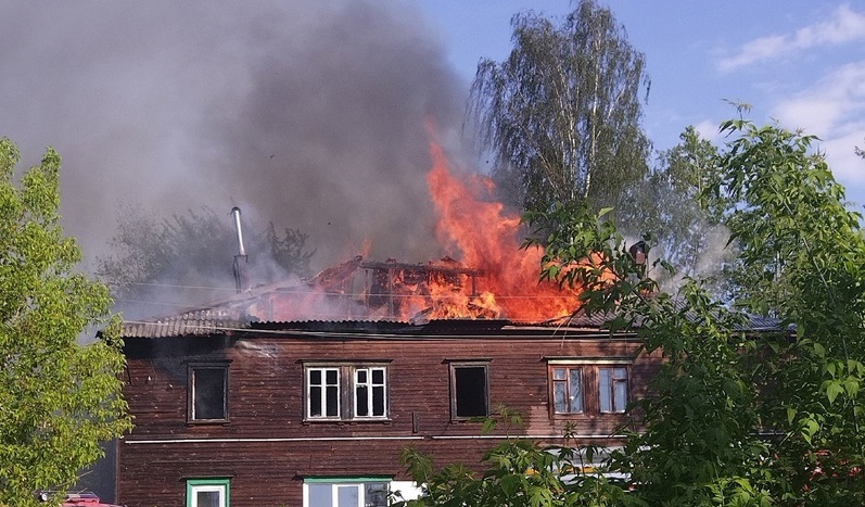 Аварийные дома под снос слишком часто горят в Костроме (ВИДЕО)
