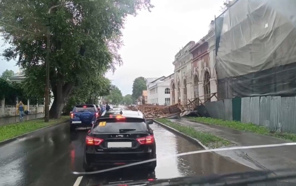 Плавающие автобусы и затопленные магазины: на Кострому обрушилась непогода