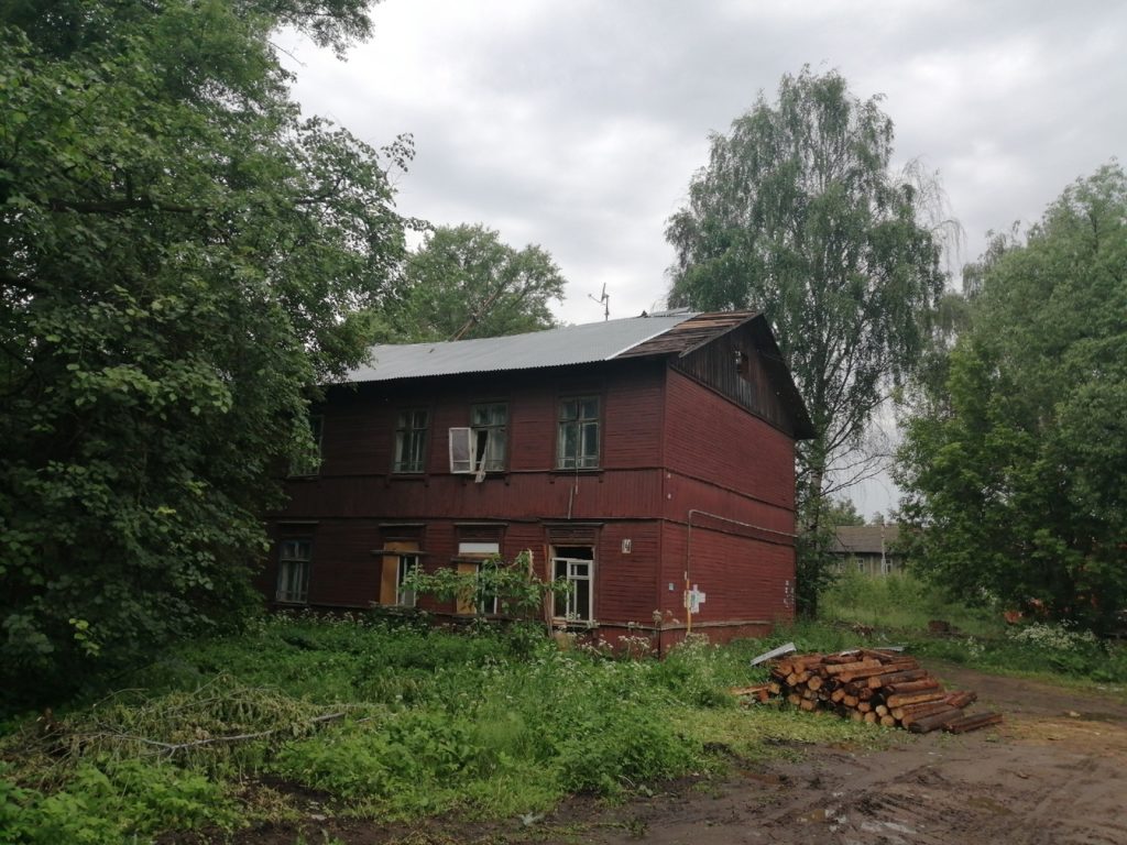 В Костроме начали разбирать аварийный дом вместе с жильцами