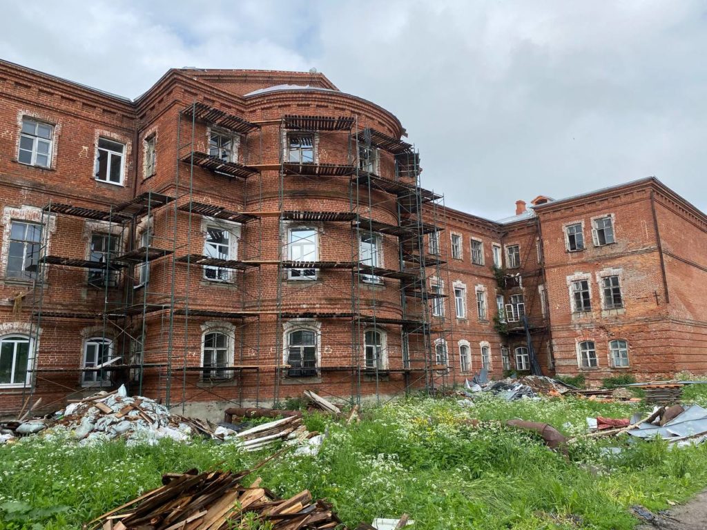 В Костромской области ремонтируют здание школы XIX века 