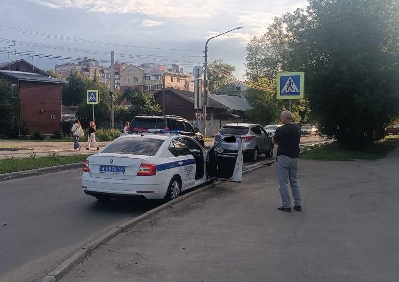 Беременная женщина с ребенком попали под колеса машины в Костроме