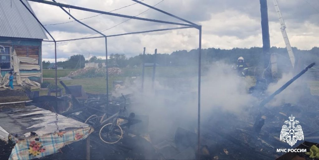 Костромские пожарные чудом спасли жилой дом от огня
