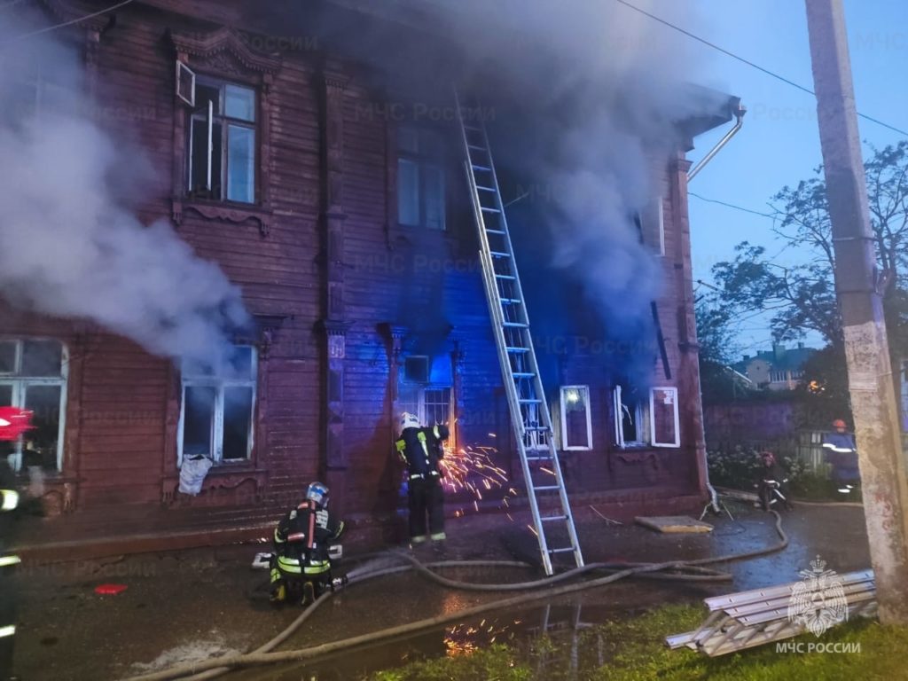 Ночью в Костроме из огня спасли несколько семей