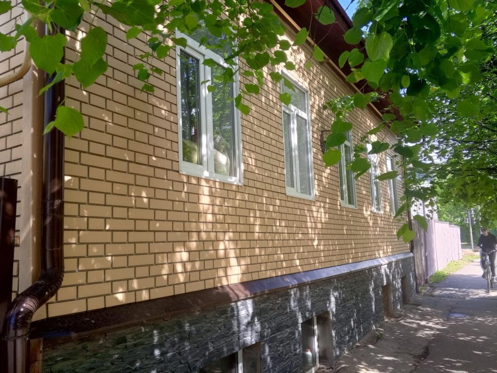 В Костроме старинный дом с деревянными наличниками испортили современными стройматериалами