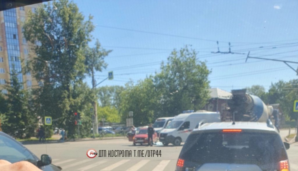 В Костроме не смогли спасти водителя, которому стало плохо за рулем