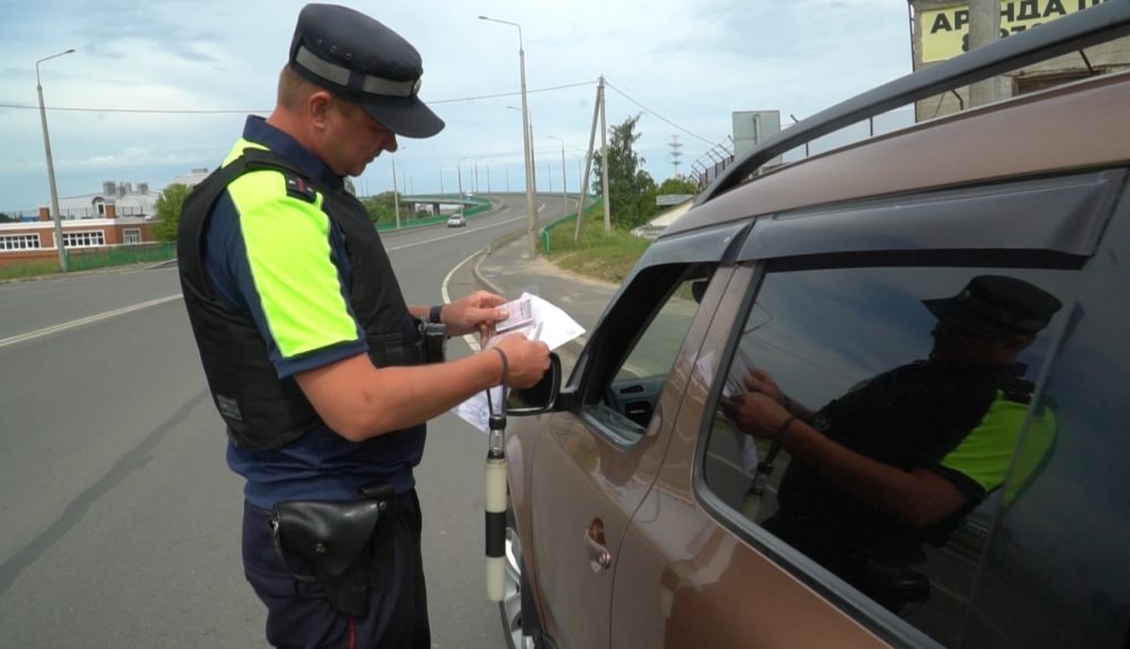 Автоинспекторы проверяют трезвость костромских водителей 