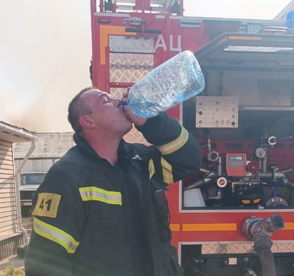 Костромичи приносили питьевую воду сотрудникам МЧС во время тушения пожара на улице Коммунаров
