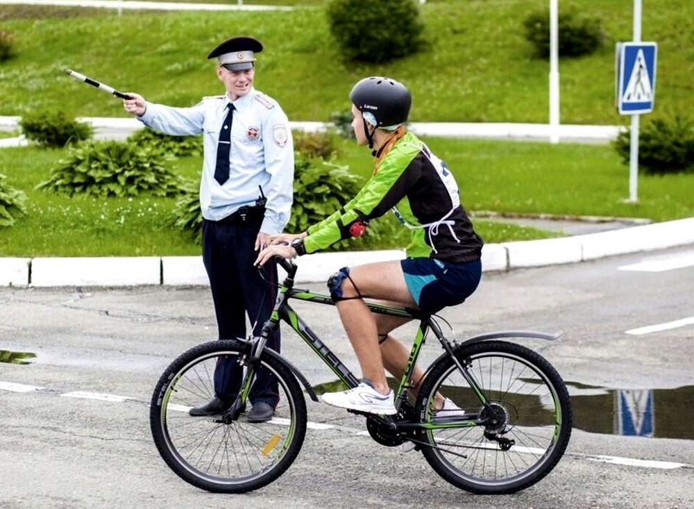 Автоинспекторы напоминают костромским юным велосипедистам, как быть предсказуемыми на дороге