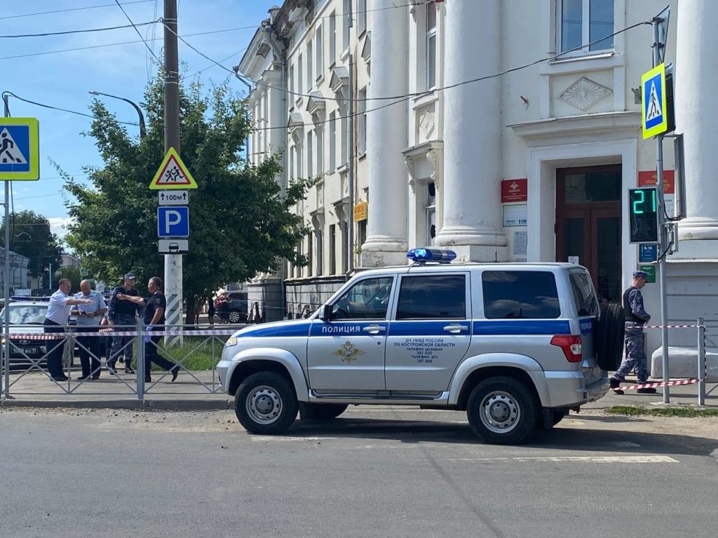В Костроме задержали женщину, бросившую бутылку с бензином в дверь пункта отбора военнослужащих