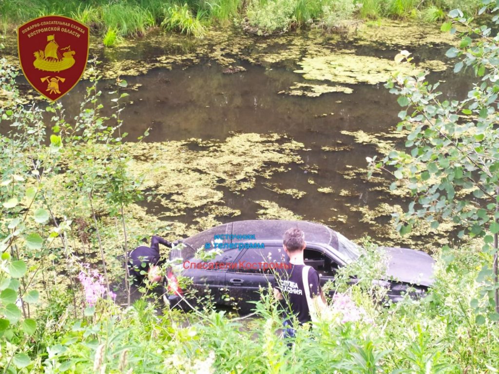 Спасатели выловили автомобиль из реки рядом с Костромой