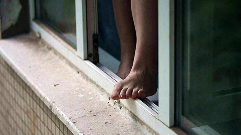 Против костромички, выбросившей 4-летнюю дочь из окна, возбудили уголовное дело