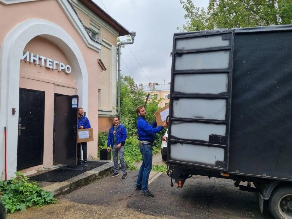 Костромичи передали видеокамеры и компьютеры для ЕГЭ подшефной школе в Луганской Народной Республике