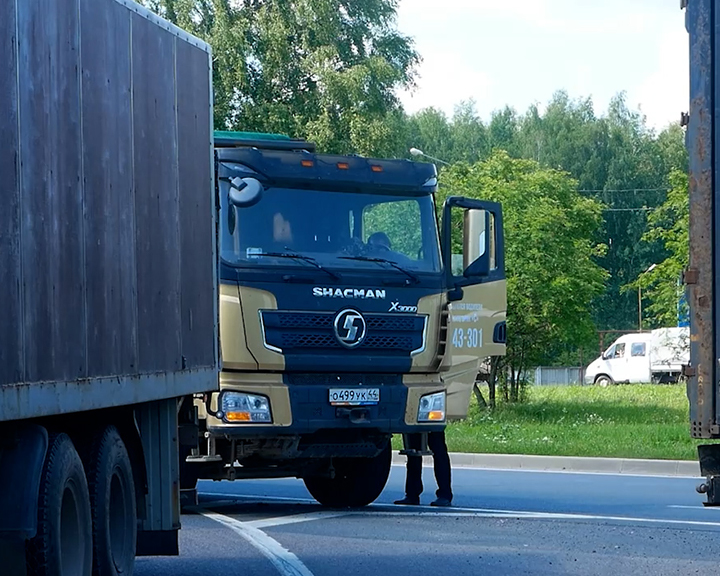 На въезде в Кострому водители фур стоят на обочине по нескольку часов