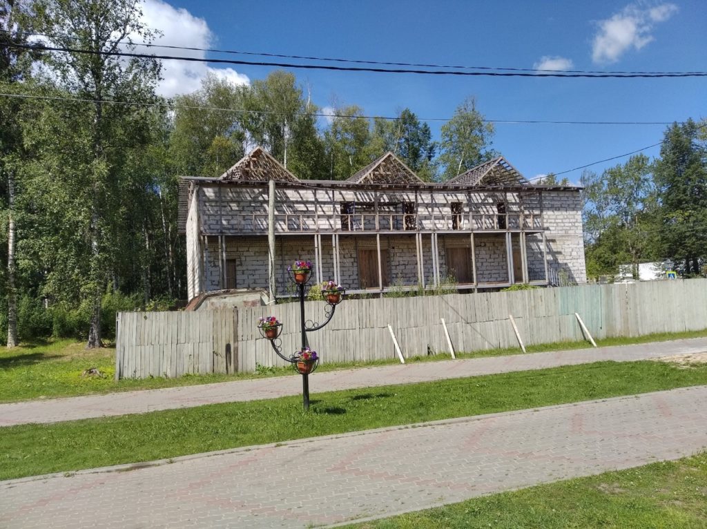В Костромской области вместо кафе на входе в парк жители получили пугающий долгострой