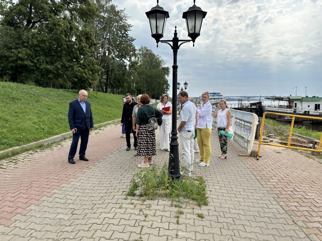 Почетные граждане Костромы прогулялись по набережной Волги и раскритиковали ее благоустройство