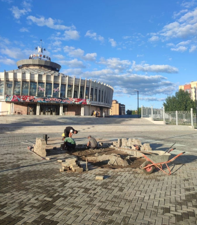Чтобы не затопило: рабочие разбирают плитку рядом с новым фонтаном у костромского цирка