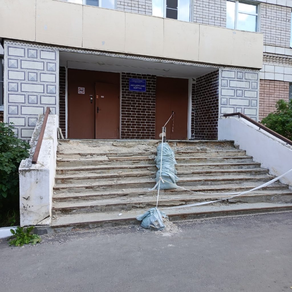 «Ноги можно сломать»: костромички пожаловались на разрушенные лестницы у входа в акушерское отделение областной больницы