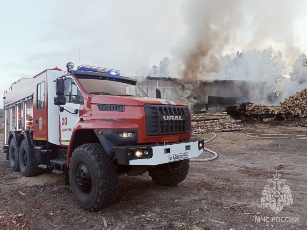 В Костромской области сгорел цех деревообработки
