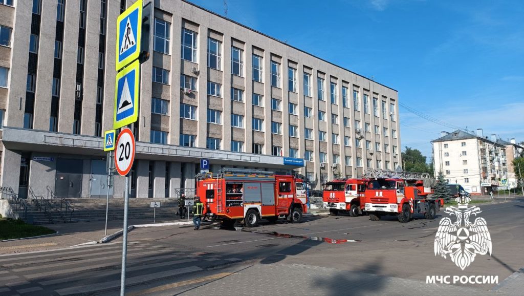 Три пожарные машины отправили тушить компьютер в административном здании в Костроме