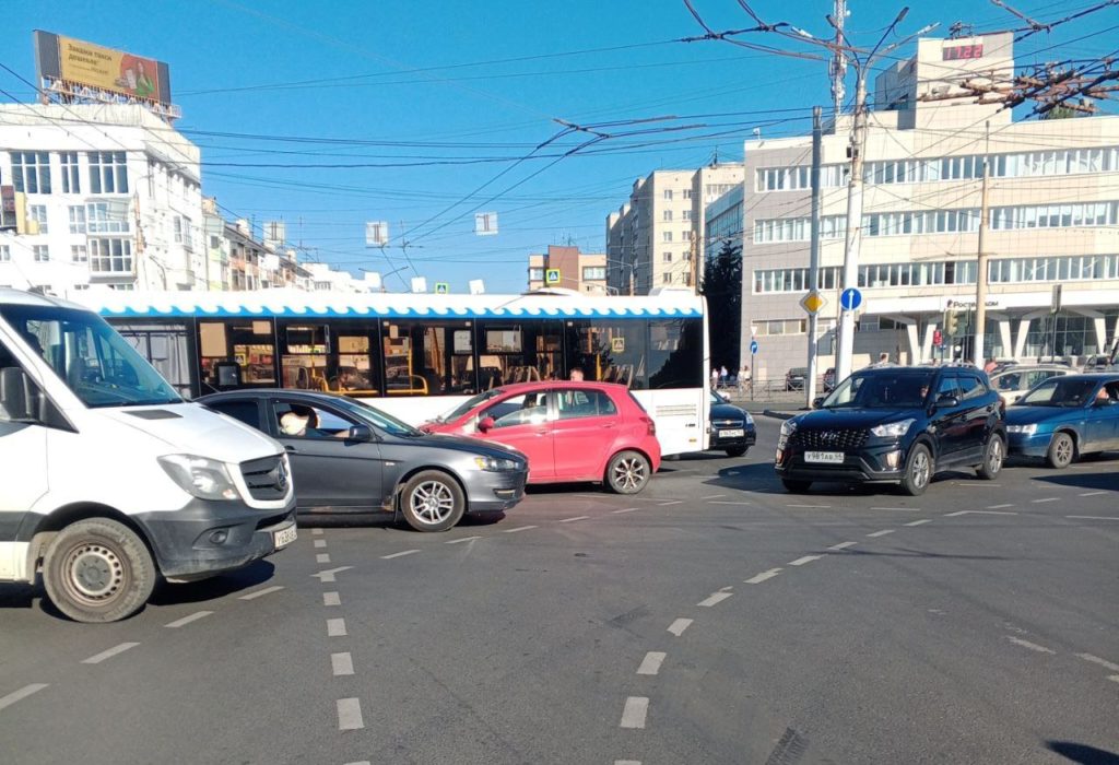 И снова здравствуйте: на перекрестке улиц Подлипаева и Советской в Костроме произошло очередное ДТП с участием автобуса