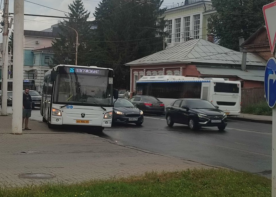 Выехал на тротуар: в Костроме автобус не поделил дорогу с легковушкой