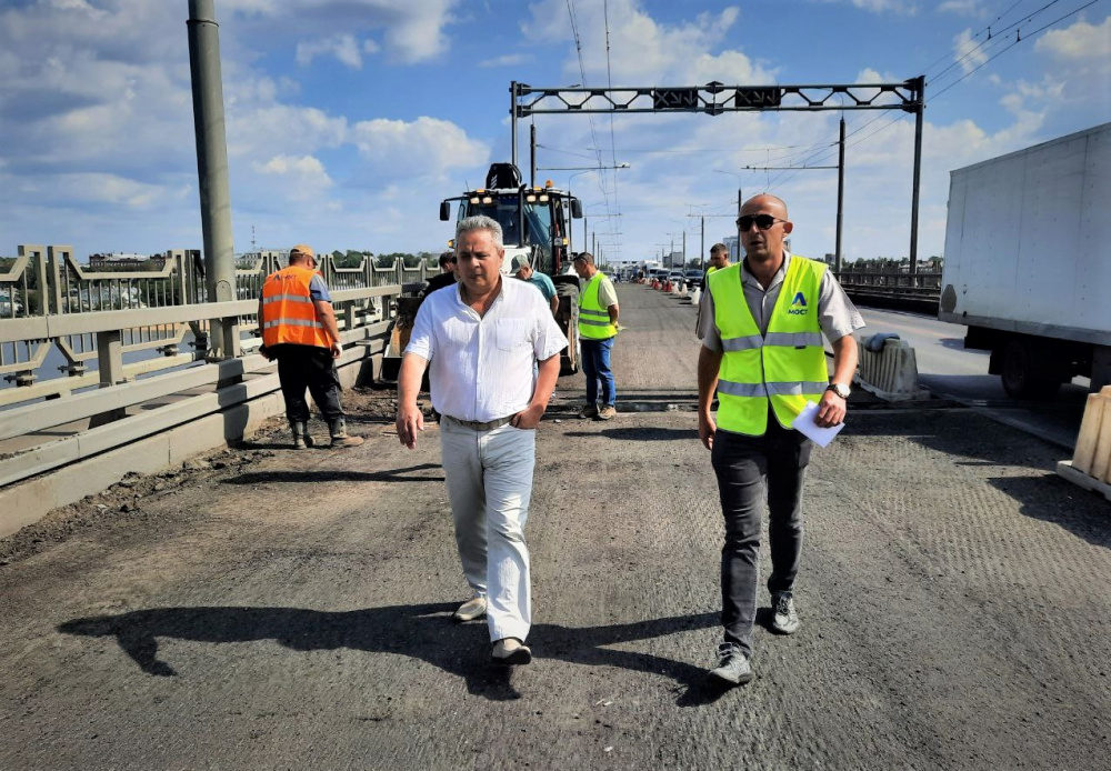 Глава администрации Костромы проверил ход работ перед асфальтированием моста через Волгу