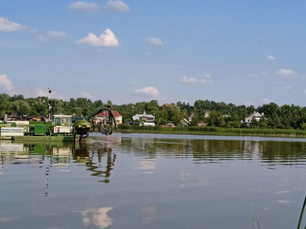 Со дна Галичского озера в Костромской области поднимут тонны ила
