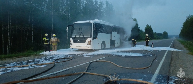 На костромской трассе вспыхнул автобус с людьми