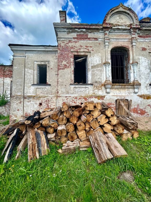 Костромичам нужна помощь с восстановлением старинной и некогда богатой церкви (ФОТО)