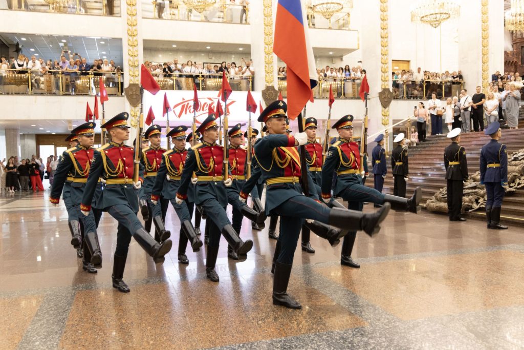 Костромичи приняли присягу Преображенского полка (ФОТО)