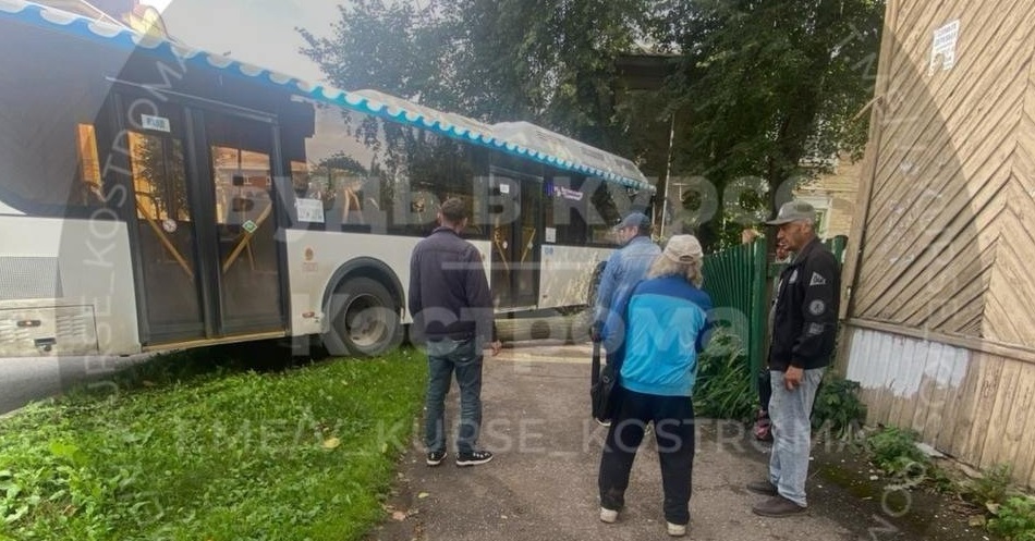 Автобус врезался в дерево в центре Костромы