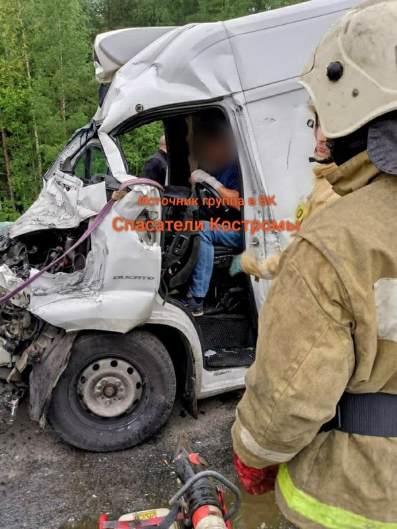 В Костромской области машину зажало между фурами