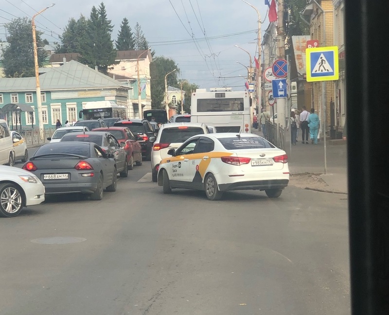 В Костроме водители легковых автомобилей бесстрашно ездят по выделенным для автобусов полосам