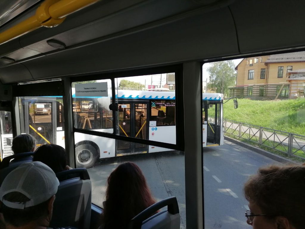 В Костроме из-за столкновения автобуса с легковушкой остановилось движение на мосту через Волгу